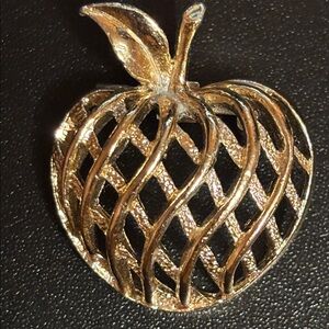 Vintage Gerry's gold-tone lattice apple brooch